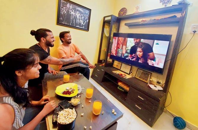 Suganandan Poojari watching Telugu action film Aravinda Sametha Veera Raghava. He regularly recreates a movie theatre-like experience in his drawing room by having friends over and ensuring there