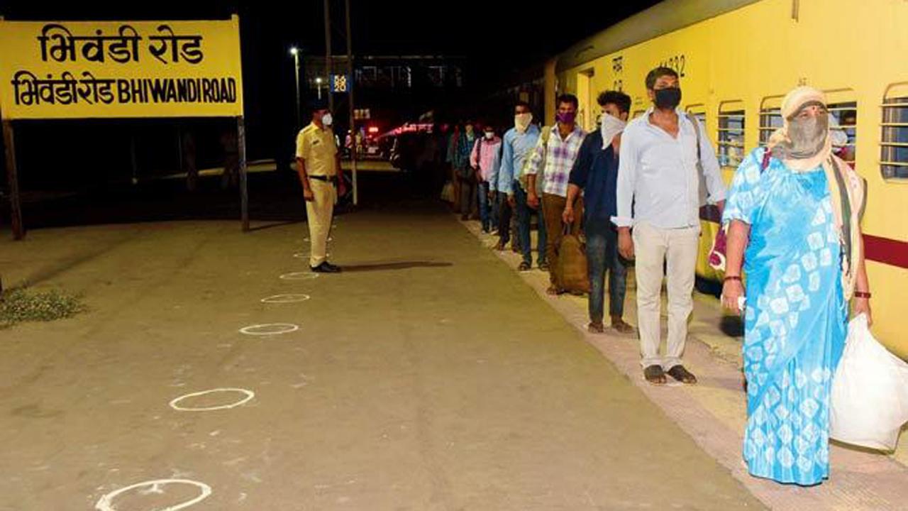 Railway Board Chairman V.K. Yadav said that Indian Railways operated a total of 4,165 Shramik Special trains to transport stranded migrant workers from May 1 to 9 and ferried over 63 lakh people amid the coronavirus pandemic. However, in a written reply to the Rajya Sabha, the railway said that 97 passengers died while travelling on Shramik Special trains between May 1 and September 9.

Photo: Suresh Karkera

