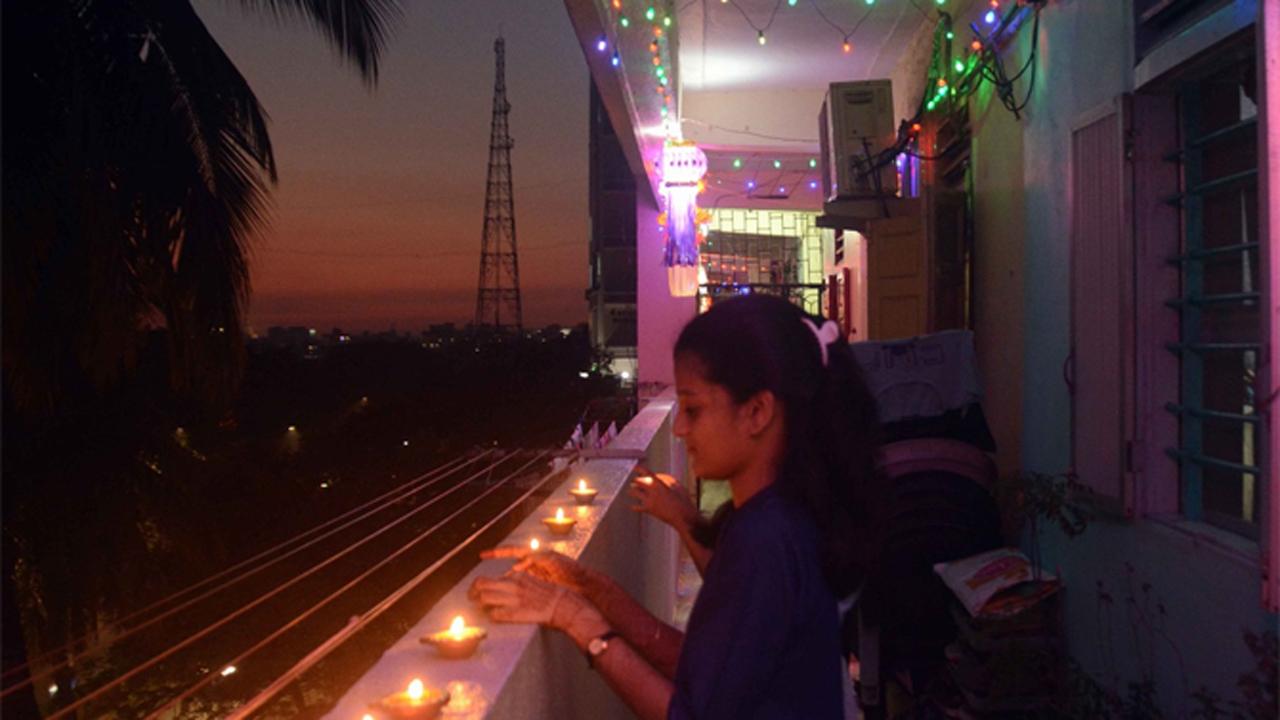 A young girl lights up diyas on the eve of Diwali at Gorai in Borivli.
Photo: Satej Shinde