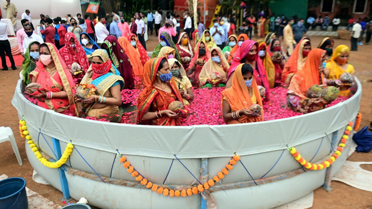 Devotees perform rituals in artificial ponds during Chhath Puja festival celebrations at Ekta Nagar in Kandivli.
Photo: Satej Shinde
