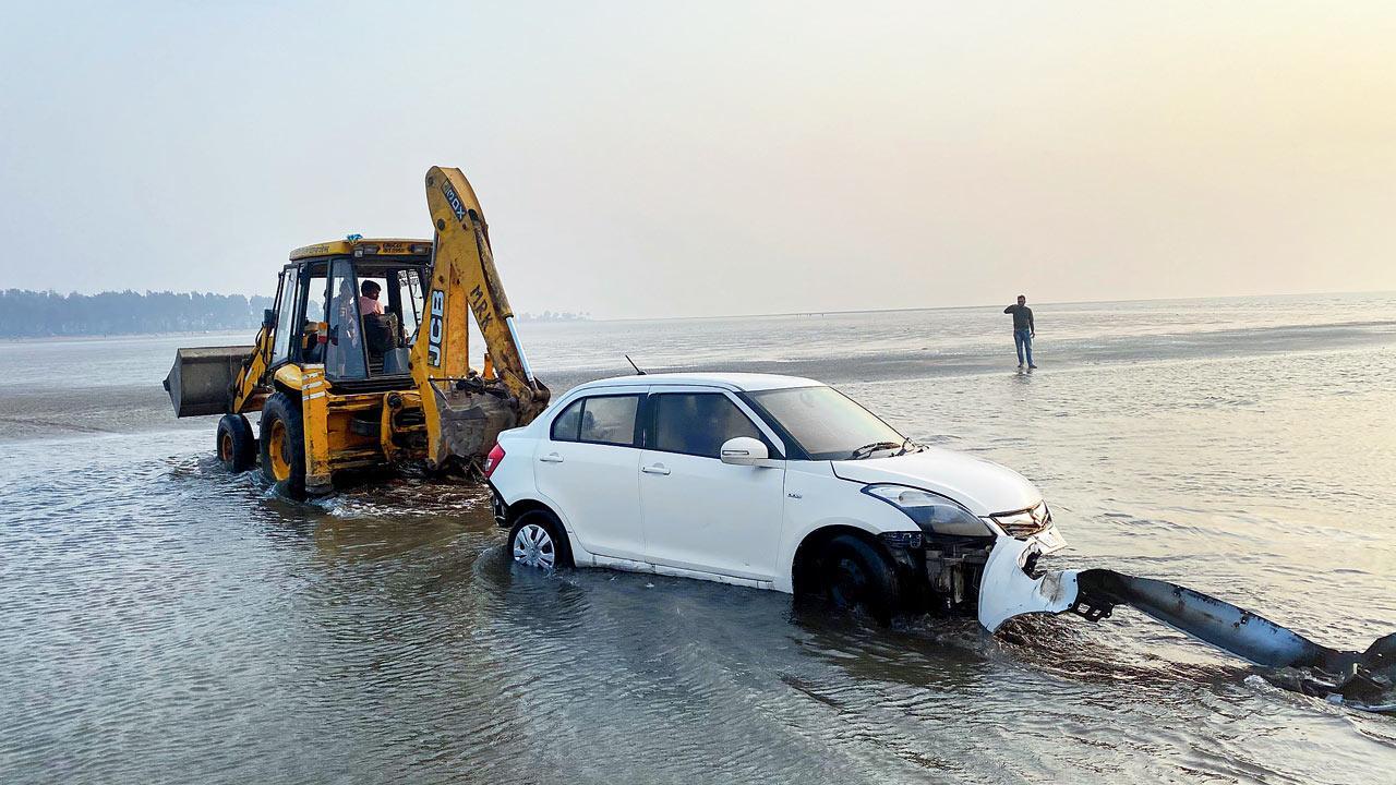 Mumbai: Car found floating on water at Bhuigaon beach, fished out 