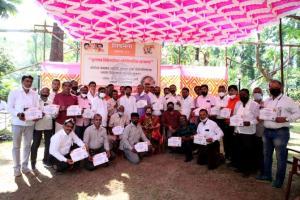 Mumbai Mayor felicitates newspaper distributors