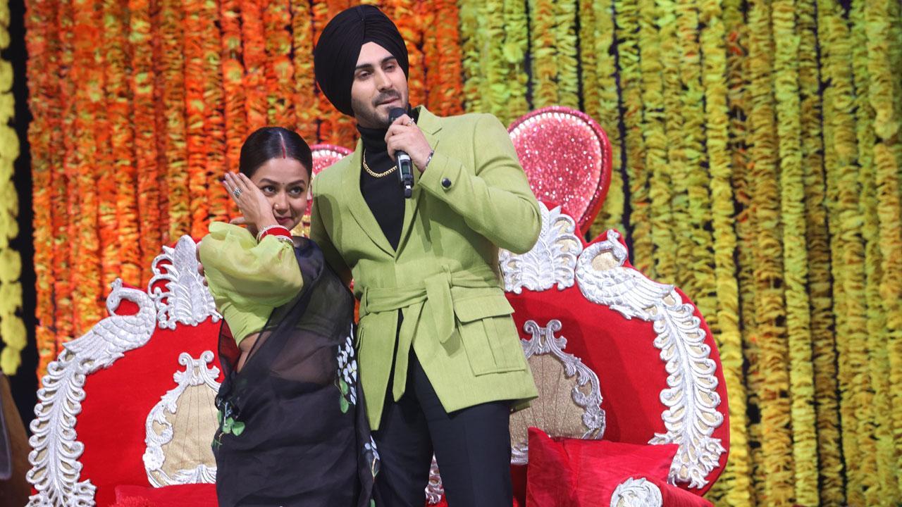 Neha Kakkar gets emotional after Rohanpreet Singh thanks her on sets of Indian Idol 2020