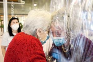 Worst-hit US nursing homes face vaccine fears