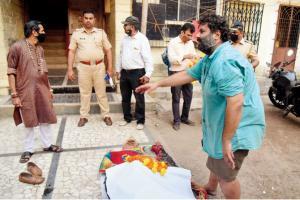 Mumbai: Cop helps jailed inmate perform his mother's last rites