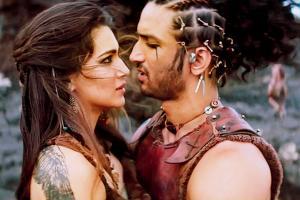 Kriti watches Raabta in self-quarantine; SSR's fans are all hearts