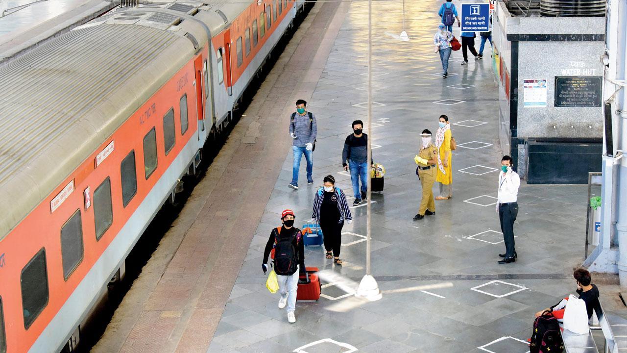 Mumbai: Two Rajdhanis with same look & colour leave commuters in panic