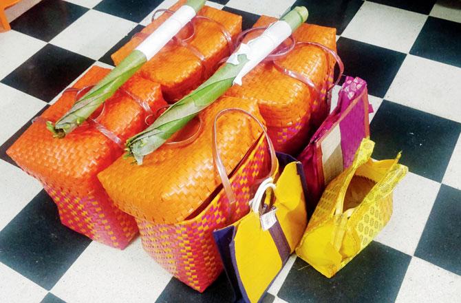 The wedding meal was packed in smart watergrass baskets