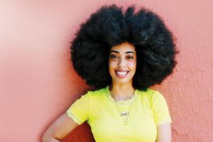 Afro-American woman growing hair from 9 years, breaks Guinness record