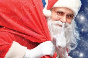 Mumbai: Man dressed as Santa spreads joy, distributes sanitisers, masks