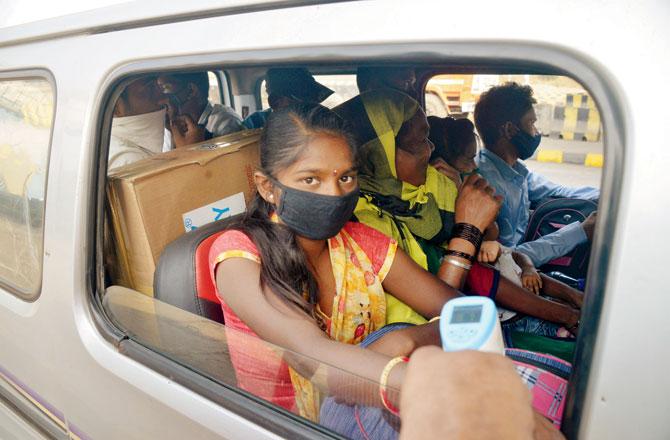 Health workers check the body temperature of passengers of a car on December 18. Pics/Hanif Patel