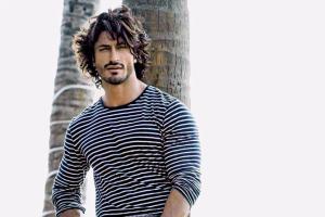 Vidyut Jammwal's fan gets star's portrait tattooed on his chest