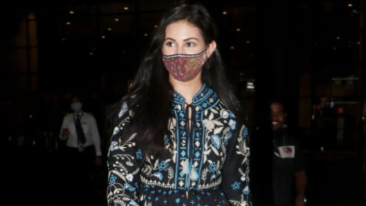 Amyra Dastur sizzled in her multi-coloured top and denim as she was clicked at the airport. She wore a designer mask to prevent herself from COVID-19.