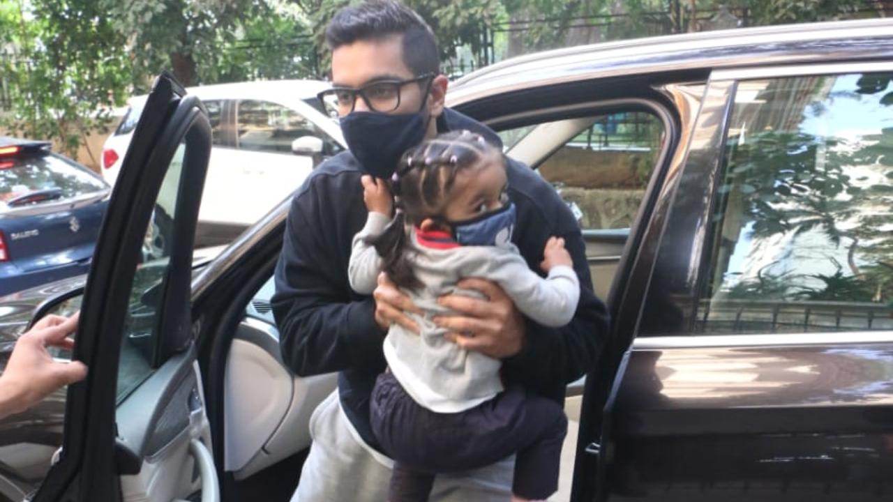Angad Bedi was also clicked in the same suburb with his cute girl Mehr. The Soorma actor opted for a black sweatshirt and grey pants, while Mehr donned a grey t-shirt and black pants. The father-daughter duo wore protective masks to prevent the spread of COVID-19.