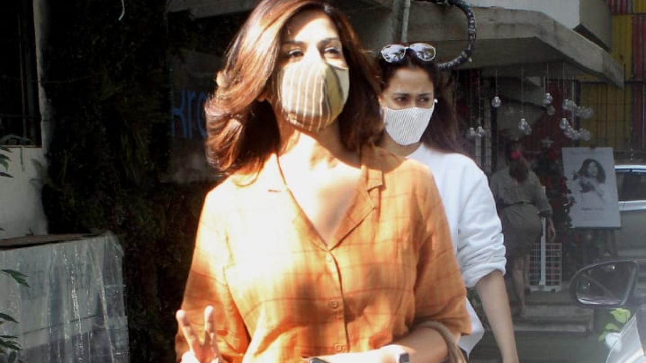 Gayatri is well known for her role as Geeta in Shah Rukh Khan-starrer Swades. However, she quit acting later and married Real estate developer Vikas Oberoi. The couple has two sons Vihaan and Yuvaan. Speaking about Sonali, the actress was suffering from metastatic cancer and announced this news to her followers through social media. The actress was in the US for six months for the treatment. Post her successful battle with cancer, the actress has graced the cover of few magazines re-defining life and embracing it with all new changes.