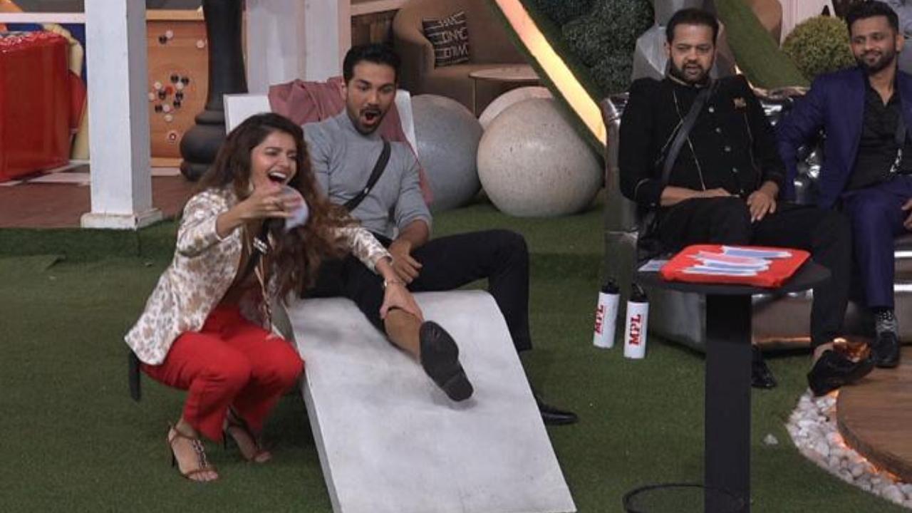 Even host Salman winced at Abhinav's pain! Next was Aly, as Salman asked the housemates whether Aly loved Jasmin! The housemates screamed a loud and resounding yes as Aly bid a painful goodbye to a considerable bunch of hair from his arm!