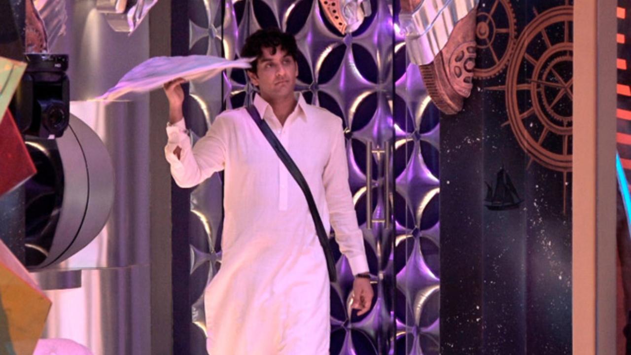 Bigg Boss changed the game completely as Vikas Gupta re-entered the house like a boss. Arshi, of all people, was shocked to see him back and even offered him tea! While Arshi appeared to be completely nonchalant about Vikas’ entry, it was evident that she was completely taken aback. Vikas was seen talking with the housemates who were all very happy to see him back.