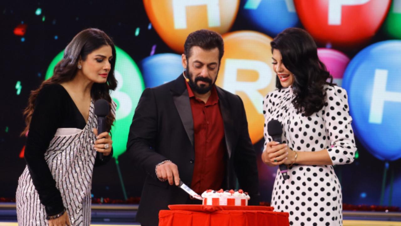 Raveena Tandon and Jacqueline Fernandez, who had worked with Salman in many films joined in to celebrate his birthday. Also, a part of the celebration were Shehnaaz Gill and Dharmesh Yelande who did a very cute and entertaining dance performance! From dance performances, masti, games, to party, they all made sure the host’s birthday was extremely special.