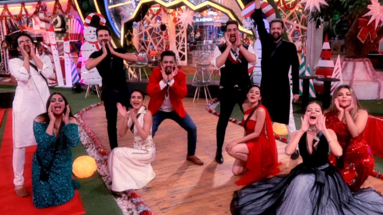 Salman Khan then played a fun game with the housemates. Each housemate had to step forward and smear cupcakes on the contestant who they feel were ‘Entertainment Ke Naam Pe Dhabba!’ Aly went first and choose to smear Nikki’s face with cake. Eijaz also felt Nikki was the dhabba! While Nikki felt that Arshi was the dhabba, Shehnaz Gill said that she thought Arshi was very interesting. Sonali, Rubina, Arshi, Abhinav and Rahul Mahajan thought that Mastermind Vikas Gupta was the least entertaining as Vikas got a whole lot of cupcakes smeared on his face!