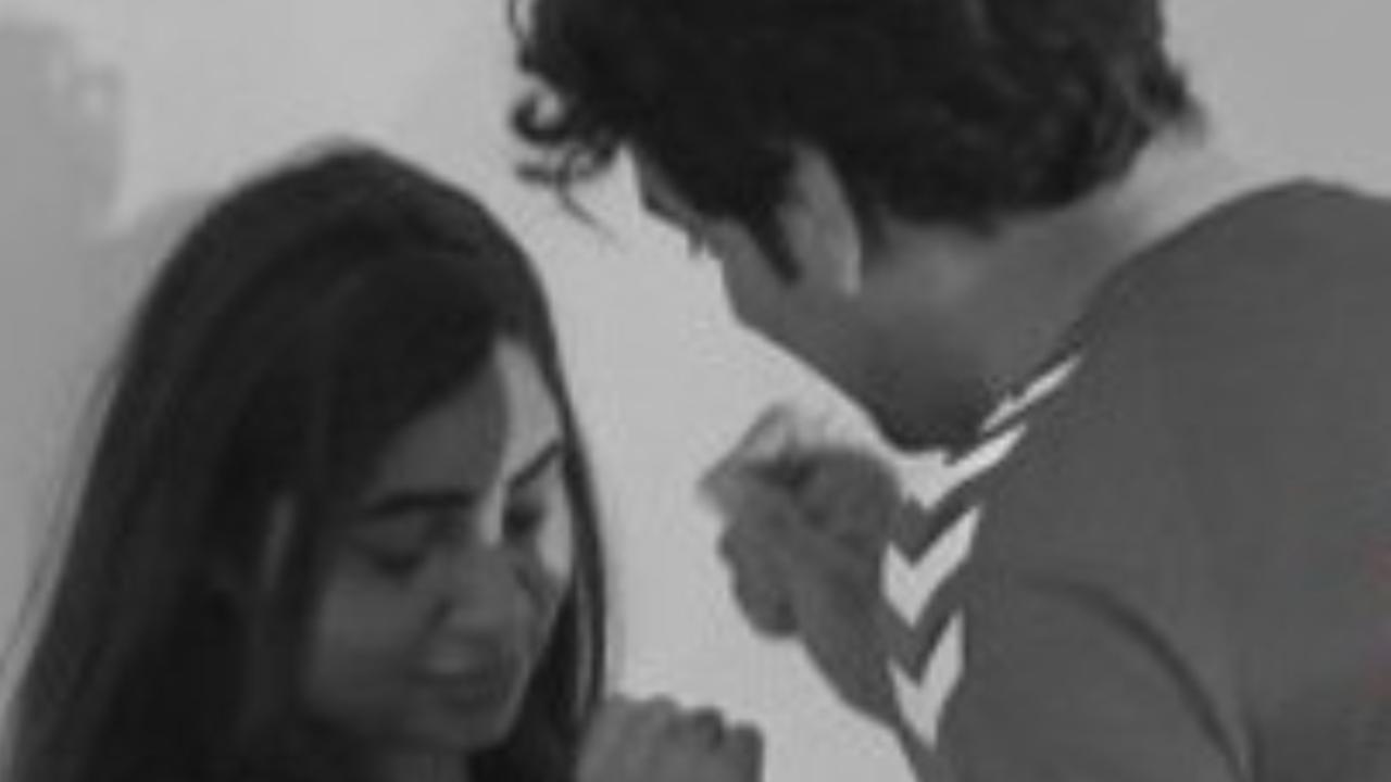 Unfortunately, in Bigg Boss happiness lasts only a day. And Week 13 was no exception. Monday, saw a (very) high-level drama between Arshi Khan and Vikas Gupta (again!). Arshi woke up Vikas who was in deep sleep which irritated the latter to such an extent that he started yelling at the top of his lungs. As the war of words got ugly, Vikas Gupta in the heat of the moment picked up his bottle and spilled the water on her. Arshi was shocked by his reaction and she too took a bottle and throws water at him. The fight forced the other housemates had to bury their sleep and calm Vikas down.