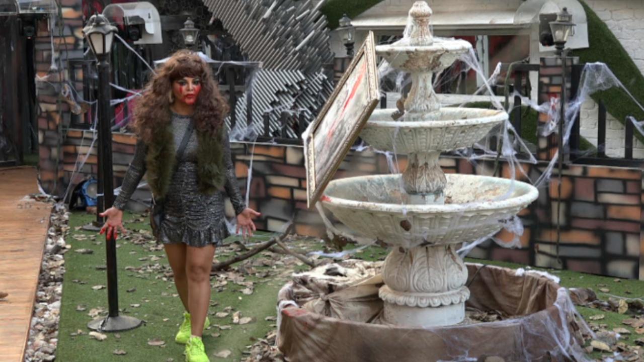 The housemates were the guests in Rahul Mahajan's house where his new wife was Jasmin! As aatma, Rakhi needed to be ignored by the contestants. Whichever contestant acknowledged her was out of the race for Captain! In each round, whenever Bigg Boss sounded the siren, Rakhi was to enter the house and take her badla on both Rahul Mahajan and the housemates!