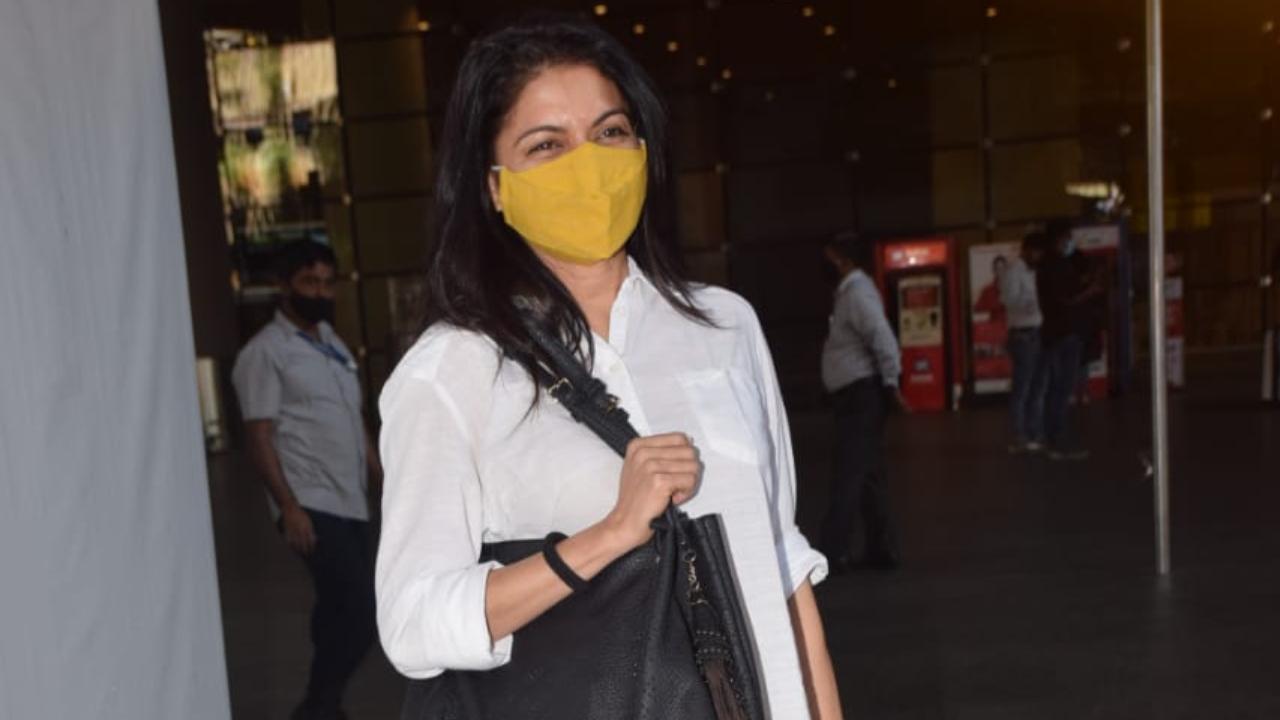 Veteran actress Bhagyashree happily posed for the photographers at the airport. She opted for a white t-shirt and yellow striped pants.
