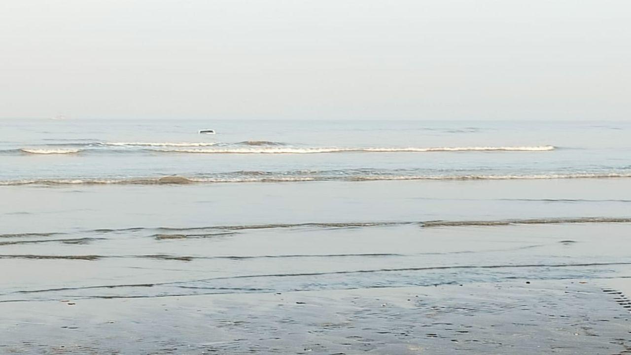 Mumbai: Car gets stuck in sand near Kalamb beach in Vasai, swept away to sea