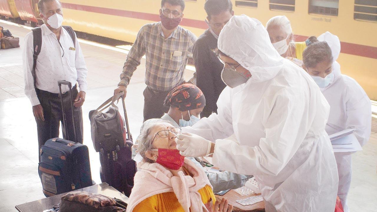 COVID-19: Of 2,498 new cases in Maharashtra, MMR reports almost 1,000