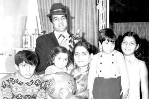 Dharmendra's rare picture from his younger days with his family