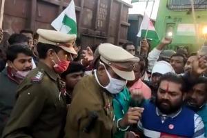 Bharat Bandh: Farmers stop train in Maharashtra