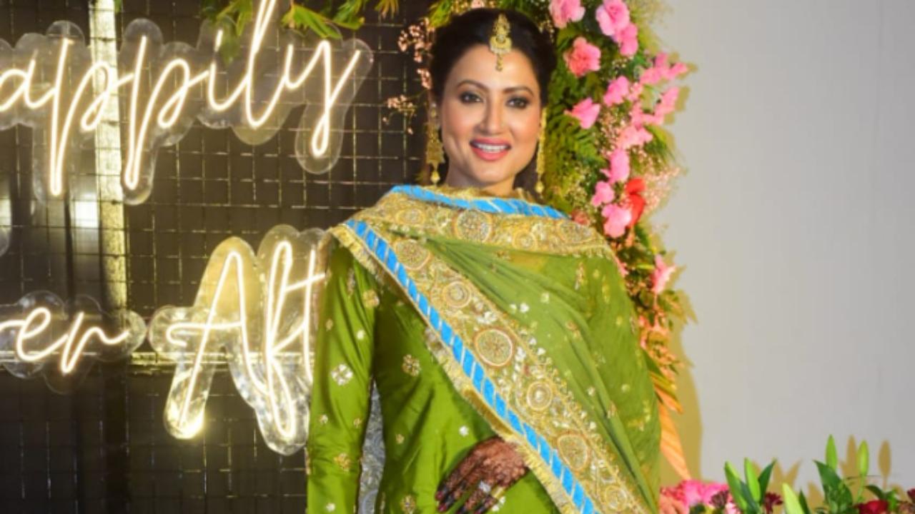 Gauahar's actor-sister Nigaar Khan looked extremely gorgeous in her green and golden kurta-sharara. Nigaar, who had relocated to Dubai after marriage, was overseeing the preparations to make it a day to remember.