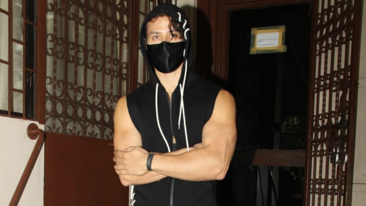 Tiger Shroff happened at a popular dubbing studio in Bandra when he was snapped by the paparazzi. On the work front, he was last seen showing off his stunts in Baaghi 3 opposite Disha Patani. Tiger just recently announced his next project Ganapath, a gritty action thriller. Set in a post-pandemic, dystopian era, it will portray a never-seen-before world and is Pooja Entertainment's first out-and-out action film, co-produced with Good Co.