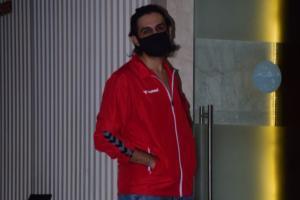 Kartik Aaryan shares picture of his 'worried' mother; here's why