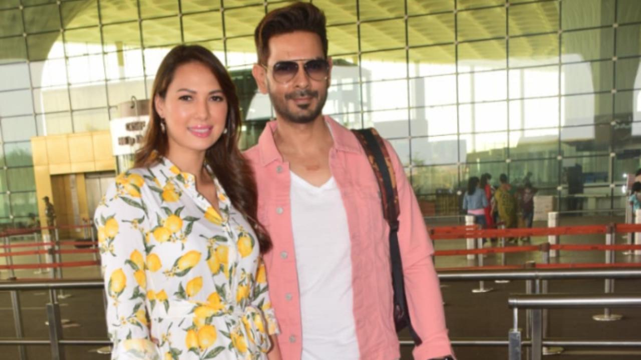 It seems Aditya and Anushka are not the only ones jetting off for a vacation. Rochelle Rao was also snapped with her husband Keith Sequeira at the airport. While Rochelle opted for a jumpsuit, Keith donned a white t-shirt, pink shirt, and denim for the outing.
