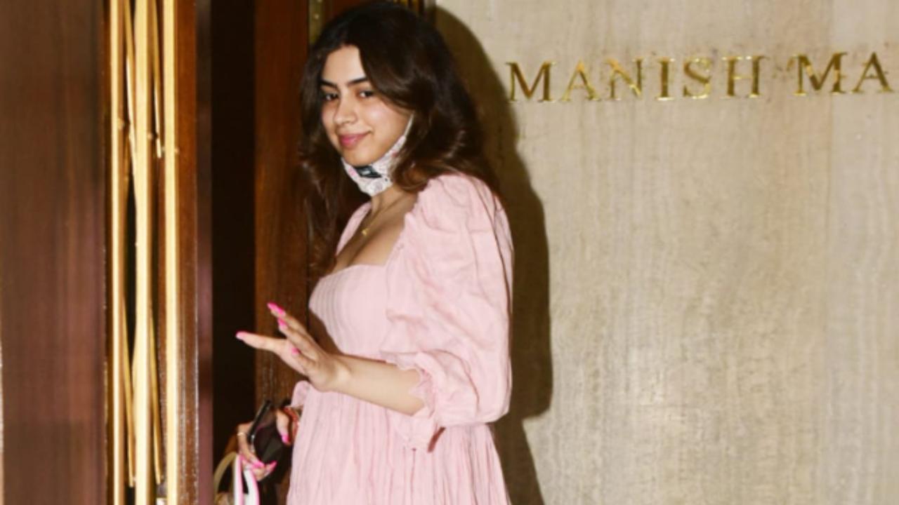 Janhvi made her Bollywood debut in the year 2018 with Dhadak opposite Ishaan Khatter. She has since starred in the films Ghost Stories and Gunjan Saxena: The Kargil Girl. She will be next seen in Roohi Afzana opposite Rajkummar Rao and Dostana 2. So just like Janhvi, will we see Khushi on the screen next year?