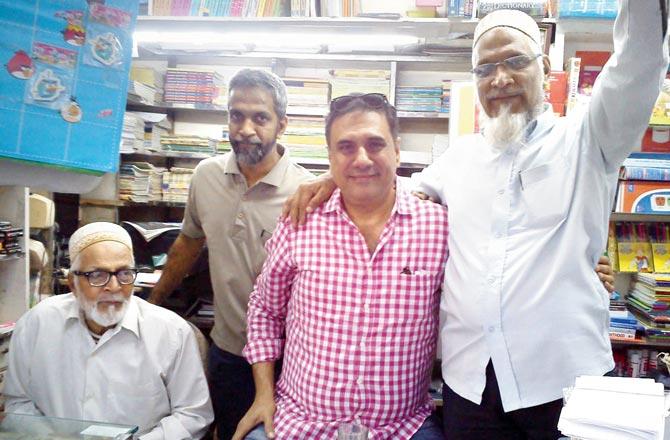 The late Jaffer Khilawala, his sons Murtaza and Zulfikar (extreme right) with good friend Boman Irani at Jaffer Book Stall. The actor