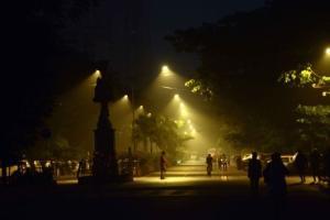 Mumbai: Morning walkers take a stroll as thick fog engulfs city
