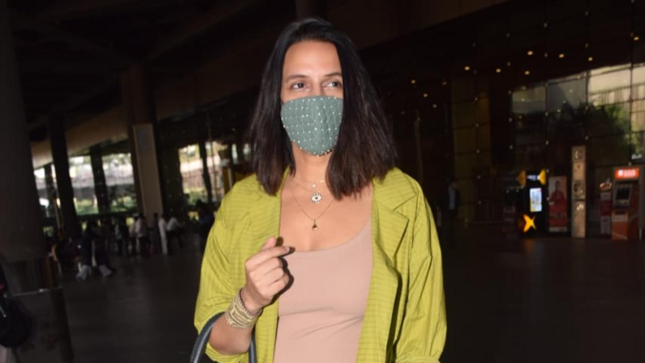 Neha Dhupia was also clicked at the airport. The Helicopter Eela opted for a beige-coloured crop top, denim, and a green jacket. She wore a blue mask to prevent the spread of COVID-19.