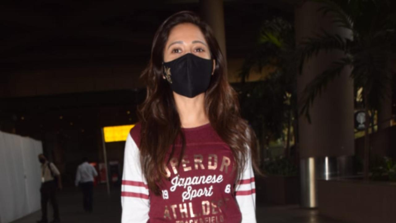 Nushrratt Bharuccha was clicked by photographers at the airport. The Sonu Ki Titu Ki Sweety actress looked gorgeous in her purple top and ripped jeans. To match with it, she opted for a black handbag and some makeup to go with it.