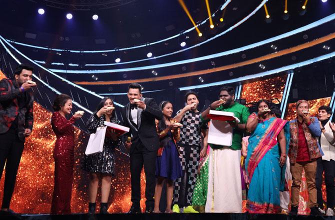 Shanmukha Priya and others having pizza on Indian Idol 2020