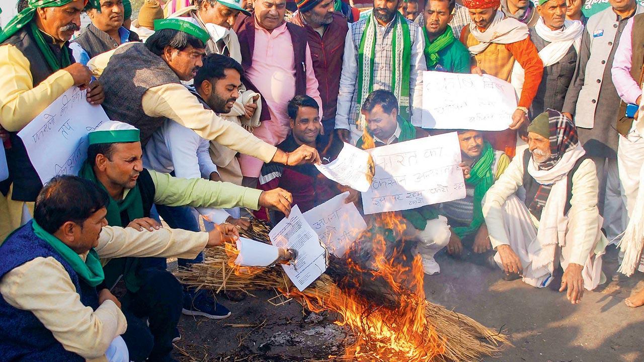 Farm laws: Several injured as cops lathicharge protestors