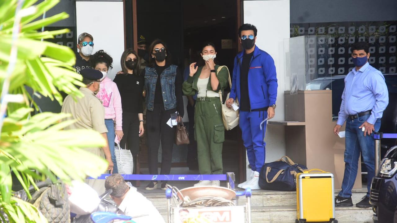 Ranbir Kapoor seems to have jetted off with his family including mother Neetu Kapoor, sister Riddhima Kapoor Sahani, girlfriend Alia Bhatt, and family. (All pictures: Yogen Shah).