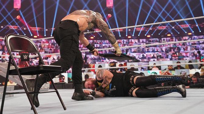 Reigns vs Owens