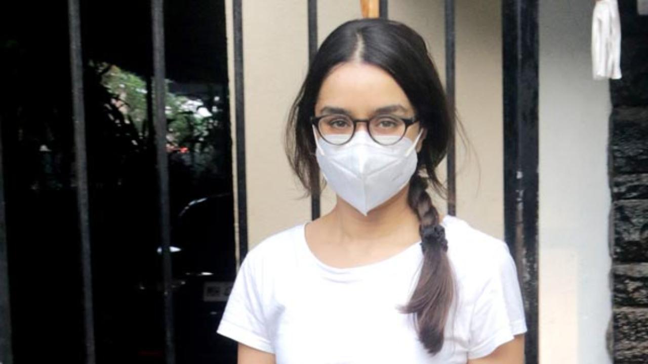 Shraddha Kapoor sets social media ablaze with latest saree look; seen yet?