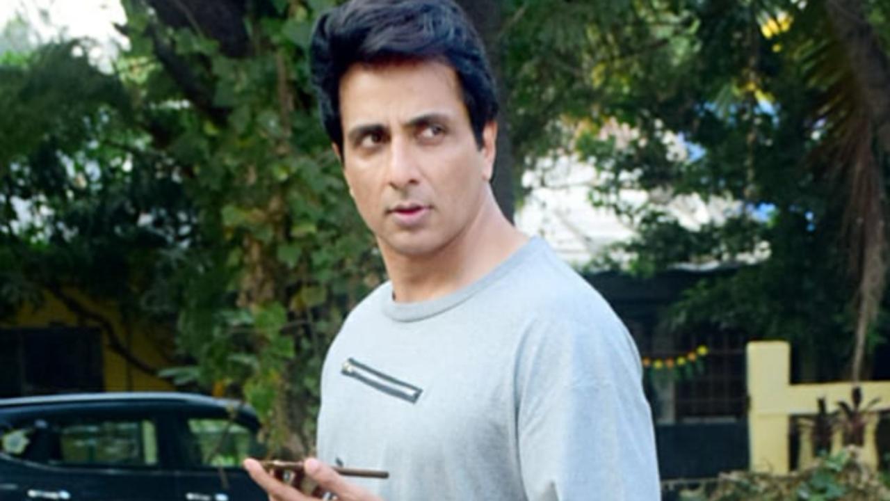 Watch Video: Sonu Sood pays surprise visit to fan's roadside food stall, cooks food