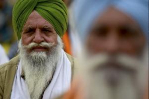 After food, now 'turban langar' for farmers at Singhu border
