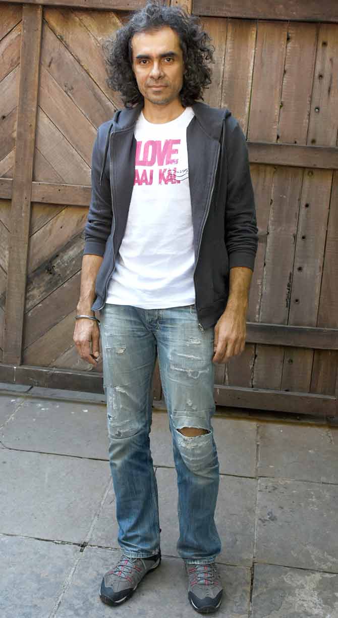 Imtiaz Ali is easily one of the most good-looking filmmakers in Bollywood who can give any leading man a run for his money. After spotting Kartik Aaryan for days, we finally spot the man behind the new Love Aaj Kal, who also made the old one. All pictures courtesy: Yogen Shah
