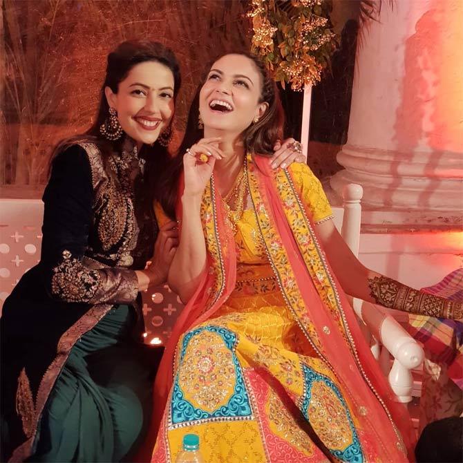 For the unversed, son of veteran singer Gurdass Mann, Gurrick is a music video director. The duo's love story is no less than a film.
In picture: BFFs poppy Jabal and Simran Kaur Mundi posed for the lens as they shared a laugh during the Mehendi ceremony.