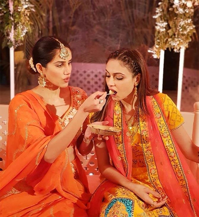 The popular duo, Simran Kaur Mundi and Gurrick Mann tied the knot on January 31, 2020, and the wedding festivities begin a few days earlier. On Tuesday, January 28, the mehndi ceremony took place, which was too a close-knit affair.
In picture: Sonnalli Seygall feeding the bride Simran Kaur Mundi at the Mehendi ceremony.