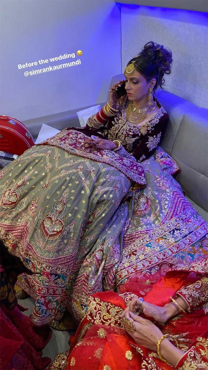 Doesn't Simran look utterly gorgeous in her bridal trousseau? Fully decked out in a beautiful velvet embellished lehenga and tons of jewellery, Simran Kaur Mundi looks like the perfect bride.